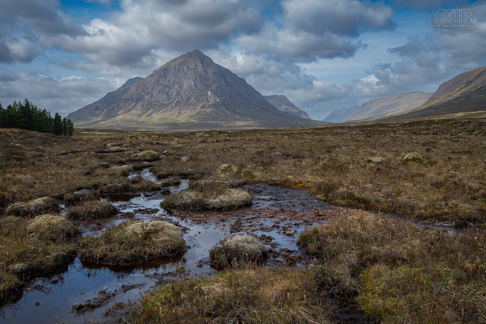Glen Coe - Buachaille Etive Mòr Buachaille Etive Mòr is one of the best known and loved of all the Munro peaks in the Glen Coe valley in the Scottisch Highlands. Stefan Cruysberghs